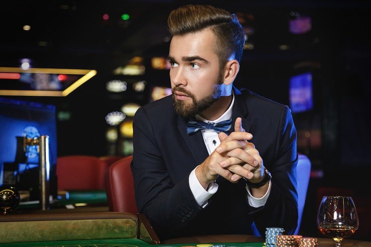 Layar permainan live dealer dengan pemain dan dealer profesional